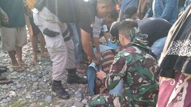 Jenazah anak yang hilang dibungkus kain setelah ditemukan. Foto: warga 