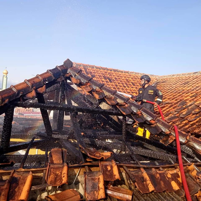 Petugas Damkar bersama Polsek, Koramil dan Warga Ciawigebang Kabupaten Kuningan bersama-sama memadamkan api kebakaran. (Andri Yanto)