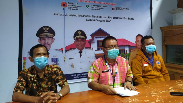 Juru Bicara Gugus Tugas COVID-19 Kota Baubau, Lukman (tengah) saat menggelar jumpa pers. Foto: Dok Istimewa/kendarinesia.