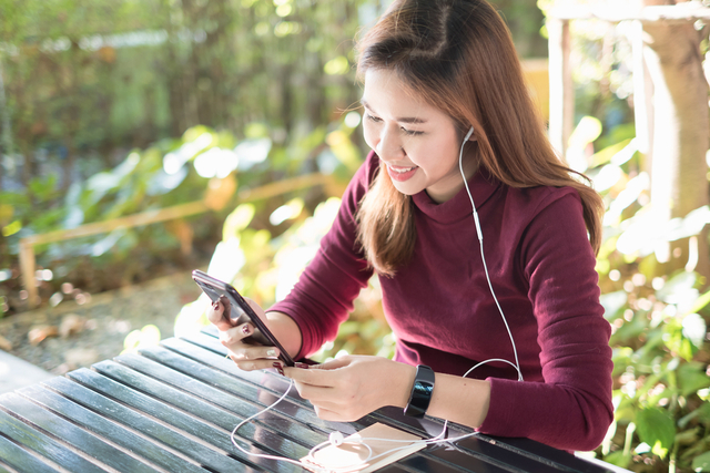Ilustrasi mendengarkan podcast. Foto: Shutterstock