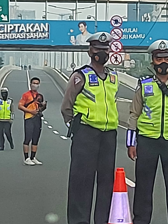 Pengamanan dan pengaturan Uji Coba Sepeda di Layang Non Tol Casablanca dari Kampung Melayu arah Tanah Abang, Jakarta, Minggu (23/5). Foto: Twitter/@TMCPoldaMetro