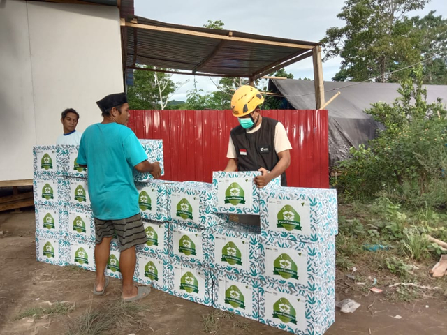 Bantuan untuk bencana banjir di Kalimantan Selatan dan gempa di Sulawesi Barat terus bergulir kali ini dari BNI Asset Management dan IPOTFund melalui Dompet Dhuafa telah disalurkan ke lokasi terdampak dan disambut antusias oleh penyintas. (Minggu, 23/05/2021) Sumber: Dompet Dhuafa