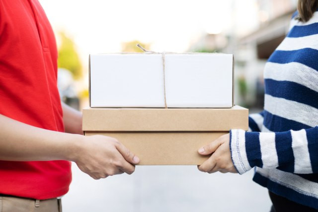 Paketmu tentu berpindah tangan beberapa kali selama proses pengiriman. Apakah aman dari paparan virus? Foto: Shutterstock