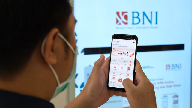 Nasabah bertransaksi menggunakan BNI Mobile Banking. Foto: Bank BNI