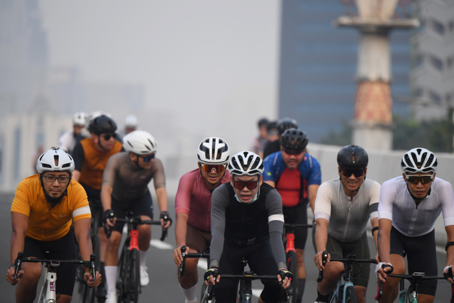 Sejumlah pesepeda memacu kecepatan saat berlangsungnya uji coba pemberlakuan lintasan road bike di jalan layang non tol (JLNT) Kampung Melayu-Tanah Abang, Jakarta, Minggu (23/5).  Foto: Akbar Nugroho Gumay/ANTARA FOTO