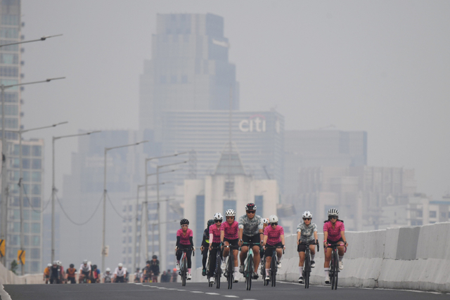 Sejumlah pesepeda memacu kecepatan saat berlangsungnya uji coba pemberlakuan lintasan road bike di jalan layang non tol (JLNT) Kampung Melayu-Tanah Abang, Jakarta, Minggu (23/5). Foto: Akbar Nugroho Gumay/ANTARA FOTO