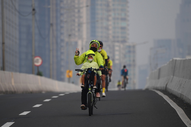Sejumlah pesepeda memacu kecepatan saat berlangsungnya uji coba pemberlakuan lintasan road bike di jalan layang non tol (JLNT) Kampung Melayu-Tanah Abang, Jakarta, Minggu (23/5). Foto: Akbar Nugroho Gumay/ANTARA FOTO