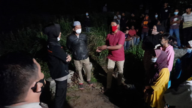 Kapolres Padang Sidempuan AKBP Juliani Prihatini saat menenangkan warga di lokasi pemakaman. Foto: Dok. Istimewa