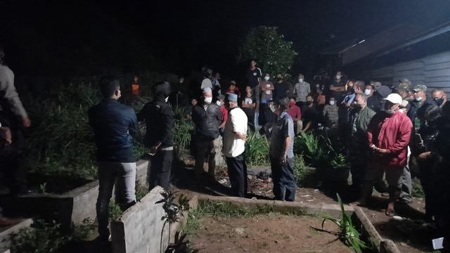 Kapolres Padang Sidempuan AKBP Juliani Prihatini saat menenangkan warga di lokasi pemakaman. Foto: Dok. Istimewa