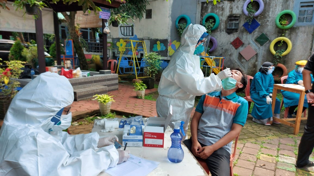 Petugas medis melakukan tes usap antigen di Perumahan Griya Melati. Foto: kumparan