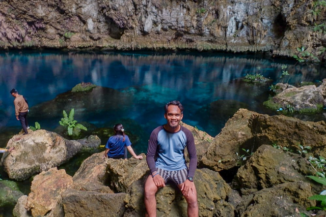 Salah soerang wisatawan saat berkunjung ke Goa Koo, Buton Tengah. Foto: Deden Saputra/kendarinesia.