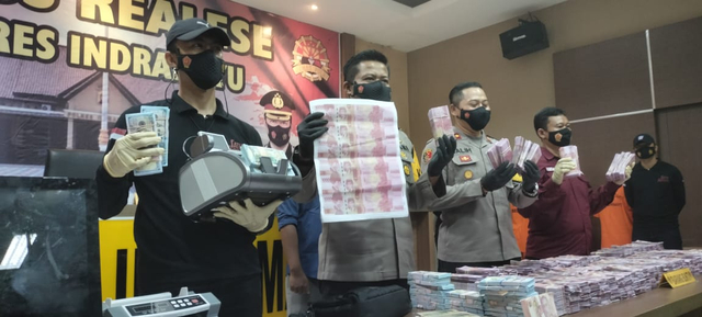 Polres Indramayu, Jawa Barat, berhasil meringkus empat pelaku yang tergabung dalam sindikat pengedar uang palsu (upal). Satu pelaku diketahui berasal dari Jawa Timur. (Tomi Indra)