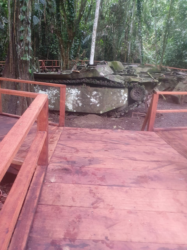 Tampak jalan masuk ke tank-tank peninggalan PD-II sudah dibangun