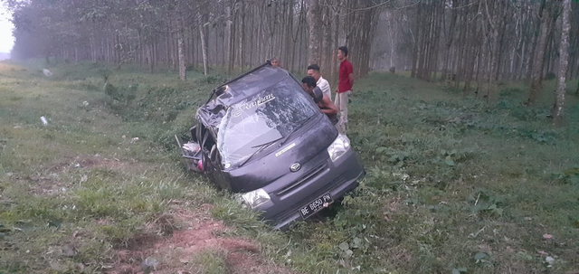 Mobil Pickup Grand Max warna hitam nomor polisi BE 8650 PN yang mengalami kecelakaan tunggal, Minggu (23/5). | Foto : Ist