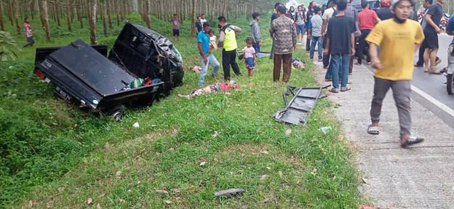 Mobil Pickup Grand Max warna hitam nomor polisi BE 8650 PN yang mengalami kecelakaan tunggal, Minggu (23/5). | Foto : Ist