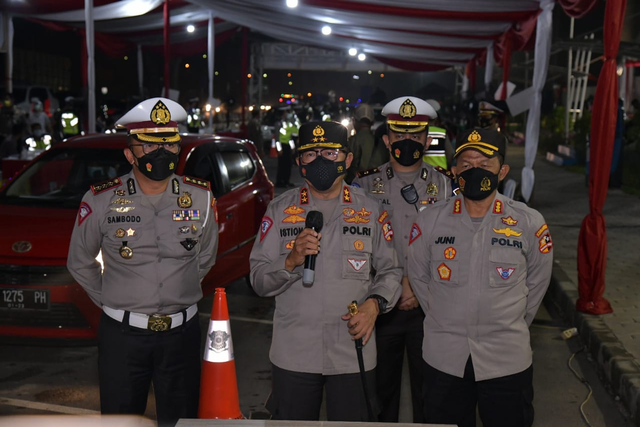 Kakorlantas Polri Irjen Pol Istiono di KM 34 tol Cikampek, Jawa Barat, Minggu (23/5/2021). Foto: Korlantas Polri