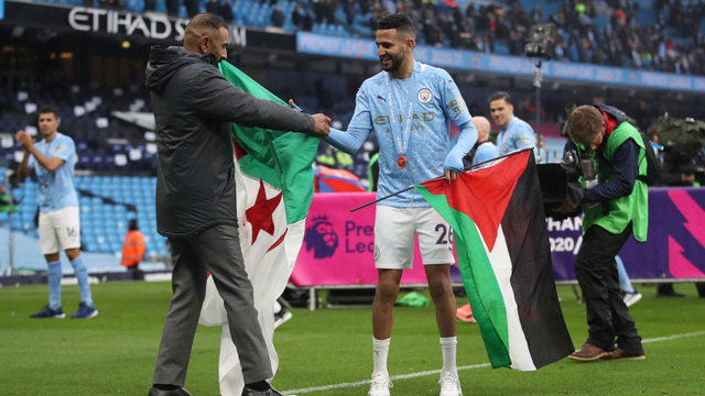 Riyad Mahrez kibarkan bendera Palestina. Foto: REUTERS/Phil Noble