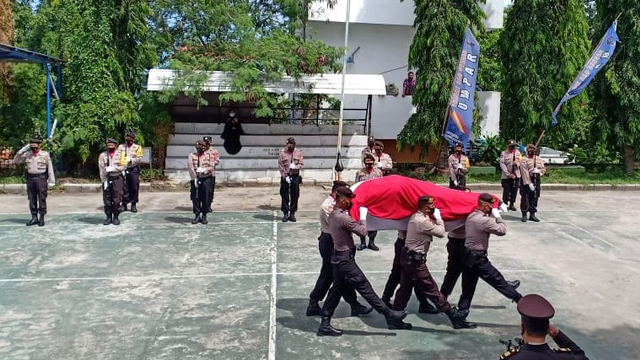 Upacara penghormatan terhadap jenazah Briptu Imam Saputra Belman, personel Polsek Mambi yang gugur saat melakukan tugas pencarian korban tenggelam di sungai. Foto: Dok. Istimewa/SulbarKini