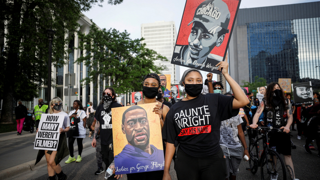 Orang-orang mengikuti peringatan satu tahun kematian George Floyd, di Minneapolis, Minnesota, AS, Minggu (23/5). Foto: Nicholas Pfosi/REUTERS 
