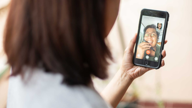 Pelanggan Telkomsel sedang video call. Foto: Dok. Telkomsel