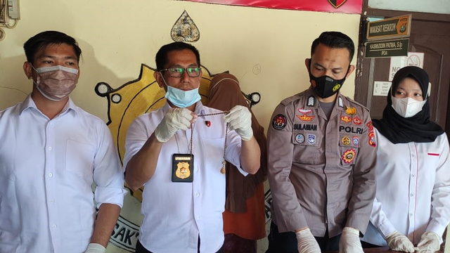 Polresta Mamuju merilis kasus pencurian emas 18,7 gram yang melibatkan seorang ibu rumah tangga. Foto: Dok. Polresta Mamuju