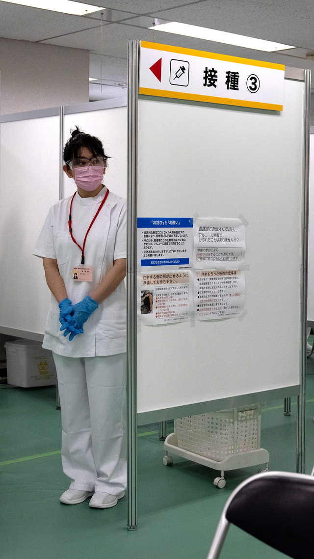 Seorang perawat menunggu untuk menyuntik orang dengan vaksin corona Moderna di pusat vaksinasi massal yang baru dibuka di Tokyo, Jepang, Senin (24/5). Foto: Carl Court/Pool via REUTERS