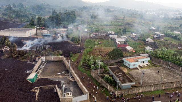 Foto udara lava letusan gunung Nyiragongo yang menghancurkan rumah penduduk di daerah Nyiragongo, Goma, Republik Demokratik Kongo. Foto: Justin KATUMWA / AFP
