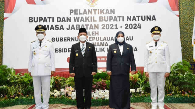 Gubernur Kepri, Ansar Ahmad dan Wakilnya, Marlin Agustina (tengah) bersama Bupati dan Wakil Bupati Natuna, Wan Siswandi-Rodhial Huda. Foto: Ismail/kepripedia.com 