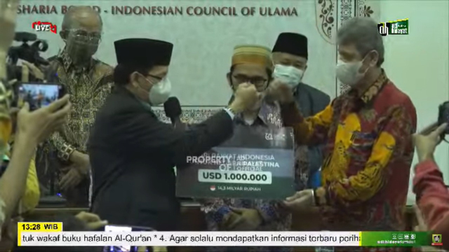 Penyerahan bantuan bersama MUI dari rakyat Indonesia untuk Palestina, Senin (24/5).  Foto: Youtube/Adi Hidayat Official