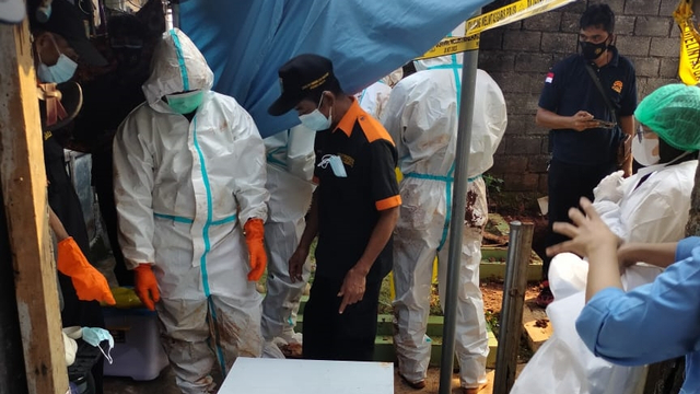 Proses pengangkatan jenazah Trio Fauqi yang wafat usai divaksin AstraZenenca saat akan diautopsi. Foto: Dok. Viki