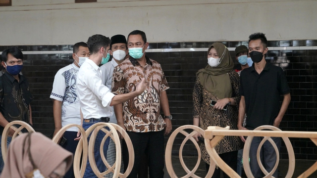 Wali Kota Semarang, Hendrar Prihadi meninjau kegiatan salah satu pabrik furniture di Kota Semarang yang menjadi langganan artis Hollywood. Foto: Dok. Pemkot Semarang