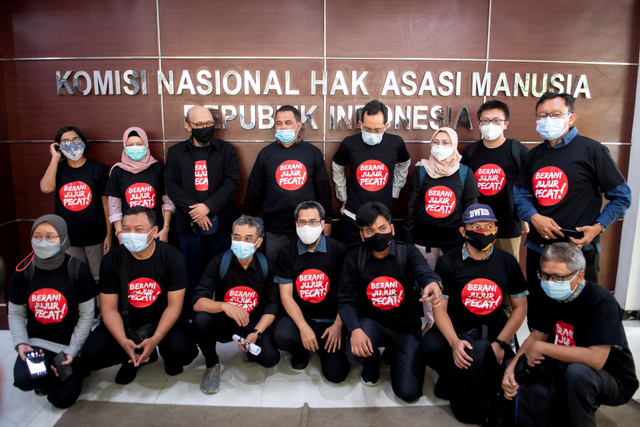 Perwakilan 75 pegawai KPK yang dinyatakan tidak lolos TWK berfoto bersama usai audiensi dengan Komisioner Komnas HAM di Jakarta, Senin (24/5). Foto: M Risyal Hidayat/Antara Foto