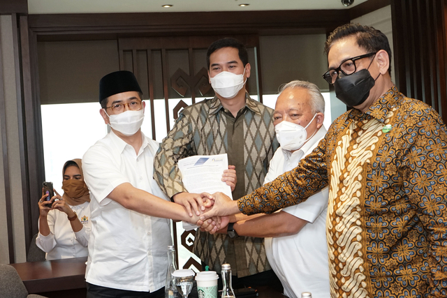 Calon ketua umum Kamar Dagang dan Industri (Kadin) Indonesia, Arsjad Rasjid menyerahkan dokumen pendaftaran Ketua Umum Kamar Dagang dan Industri Indonesia periode 2021-2026 di Menara Kadin, Jakarta, Senin (24/5). Foto: Dok. Istimewa