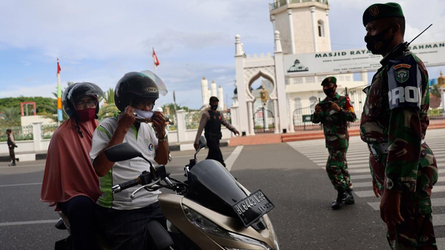 Razia penegakan protokol kesehatan di Banda Aceh. Foto: Suparta/acehkini