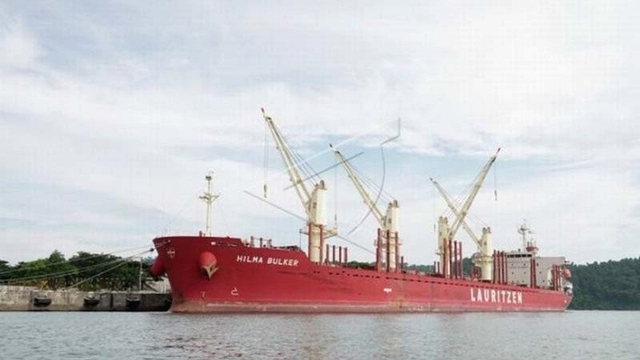 Kapal MV Hilma Bulker yang mengangkut gula rafinasi dari India dengan 13 ABK terdeteksi positif COVID-19, bersandar dan menjalani karantina di Pelabuhan Tanjung Intan Cilacap. Foto: Idhad Zakaria/Antara Foto
