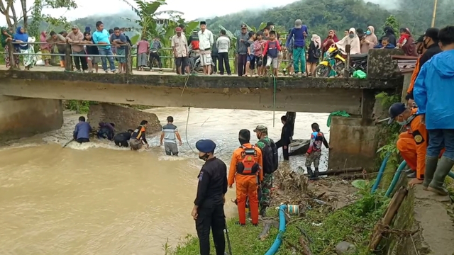 Tim SAR bersama warga setempat melakukan pencarian terhadap bocah tenggelam dengan cara menyusur sungai. Foto: Frendy/SulbarKini