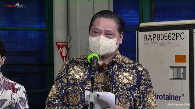 Menko Perekonomian Airlangga Hartarto saat memberikan keterangan pers terkait kedatangan 8 juta dosis Vaksin Sinovac, di Bandara Internasional Soekarno-Hatta, Tangerang, Selasa (25/5). Foto: Youtube/Sekretariat Presiden