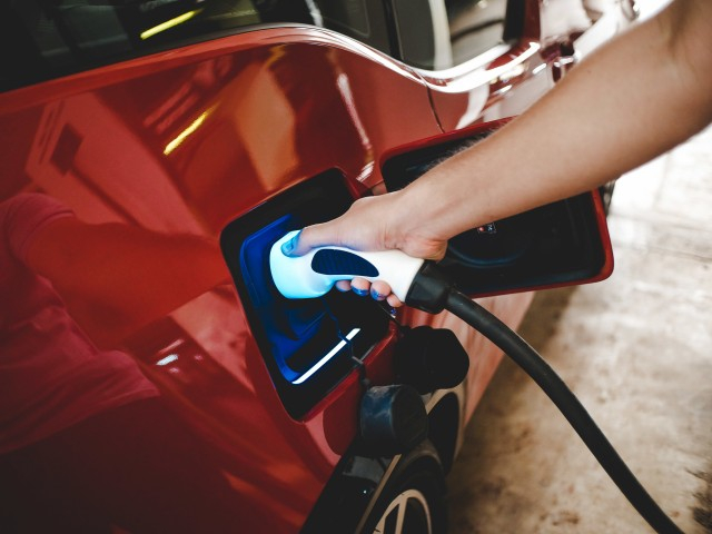 Pengisian daya listrik mobil BMW I3s. (Foto: Bangkit Jaya Putra/kumparan)