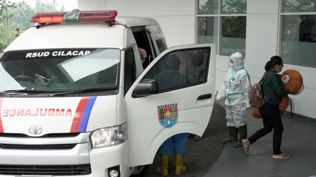 Seorang nakes yang terkonfirmasi positif COVID-19 menjalani proses isolasi terpusat di RS Priscilla Medical Center Sampang, Cilacap, Selasa (25/5/2021). Foto: Idhad Zakaria/ANTARA FOTO