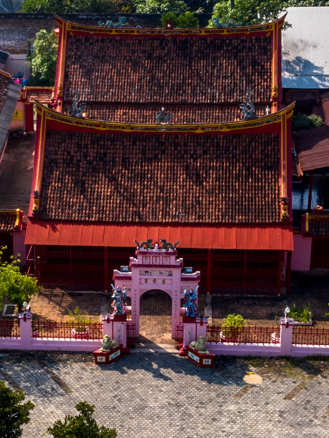 Bangunan kuno tempat ibadah Kelenteng Tjoe An Kiong yang diperkirakan dibangun pada sekitar abad ke-15 di Lasem, Jawa Tengah. Foto: Aji Styawan/Antara Foto