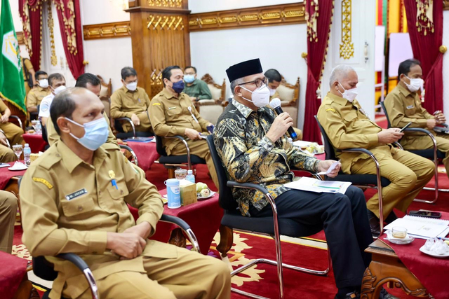 Gubernur Aceh Nova Iriansyah memimpin rapat koordinasi evaluasi pelaksanaan PPKM berbasis Mmikro di Aceh yang diikuti secara virtual oleh Forkopimda Aceh dan Forkopimda Kabupaten/Kota di Aceh, Selasa (25/5). Foto: Humas Setda Aceh