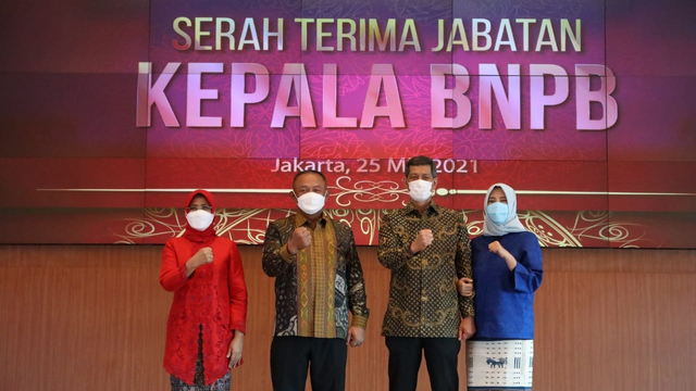 Kepala BNPB Letjen TNI Ganip Warsito berfoto dengan Letjen TNI Dr. (H.C) TNI Doni Monardo di ruang aula Sutopo Purwo Nugroho, Graha BNPB. Foto: Dok. BNPB 