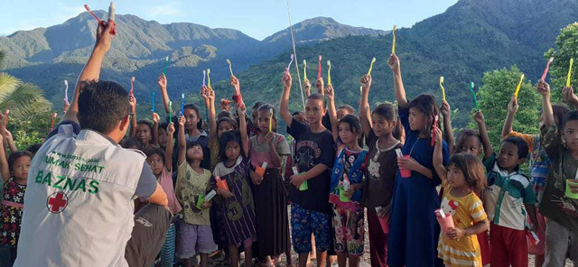 dr. Kaslan beserta anak-anak desa di Lombok Barat, Kabupaten Parigi Moutong, Sulawesi Tengah. Foto: dok. BAZNAS