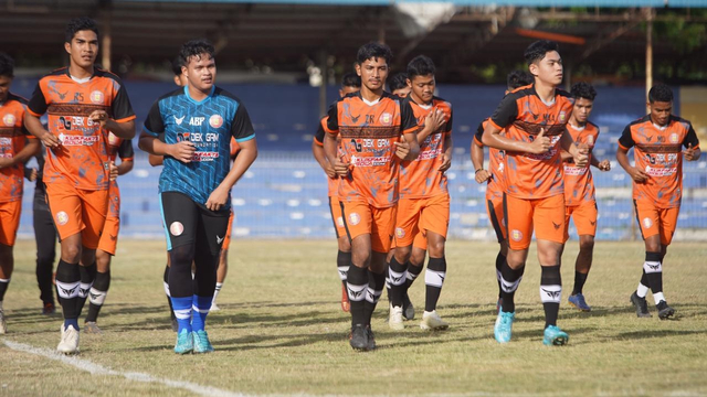 Sejumlah talenta muda Aceh ikut meramaikan latihan perdana Persiraja di Stadion H Dimurthala, Banda Aceh, Selasa (25/5) sore. Foto: Ariful Usman untuk acehkini