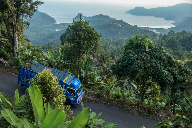 Truk berisi bantuan Tugu Media Peduli X Bakti BCA. Foto: Ben