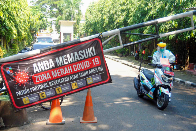 Petugas yang mengenakan baju Alat Pelindung Diri (APD) saat keluar dari Perumahan Griya Melati, Kelurahan Bubulak, Kota Bogor, Jawa Barat, Rabu (26/5/2021). Foto: Arif Firmansyah/ANTARA FOTO