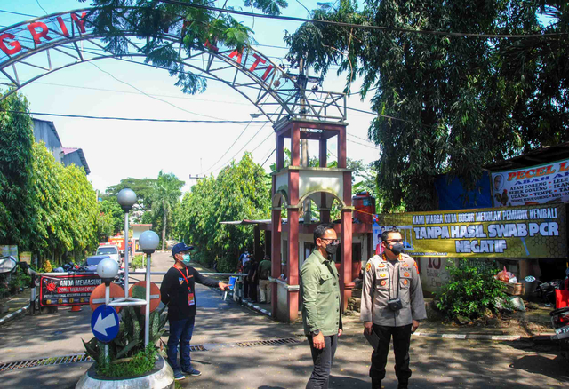 Wali Kota Bogor Bima Arya (tengah) bersama Kapolresta Bogor Kota Kombes Pol Susatyo Purnomo Condro (kanan) saat meninjau di Perumahan Griya Melati, Kelurahan Bubulak, Kota Bogor, Jawa Barat, Rabu (26/5/2021). Foto: Arif Firmansyah/ANTARA FOTO