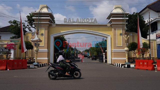 Gerbang Balai Kota Tegal. (Foto: Irsyam Faiz/PanturaPost)