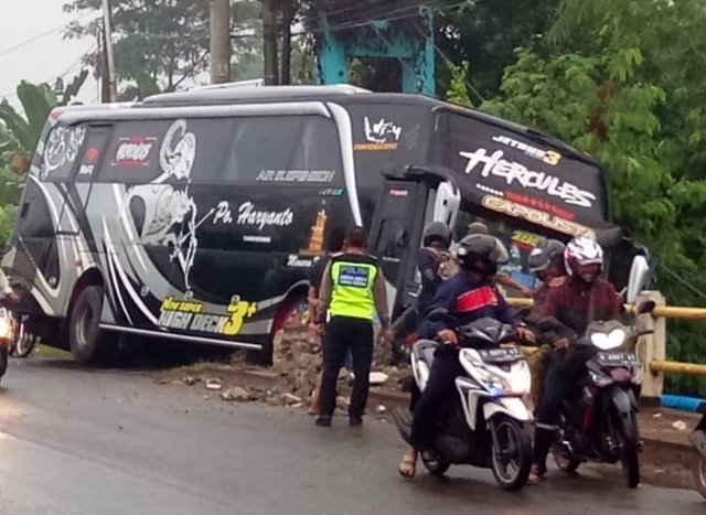 Bis PO Haryanto sing plat nomeré B 7156 VGA méh baé nyemplung maring kali lubar nyrudug brug nang Gili Gedhé Bojong, Kabupatén Pekalongan, dina Slasa (25/5/2021).