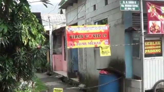 Satu RT di Srengseng Sawah, Jagakarsa, Jakarta Selatan menerapkan penguncian wilayah skala mikro setelah 13 warganya terkonfirmasi positif COVID-19, Senin (24/5/2021). Foto: ANTARA/HO-Pokja Jaksel